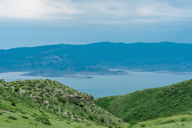 Vista del embalse alpino de Chirkey en el río Sulak en el Saucasus