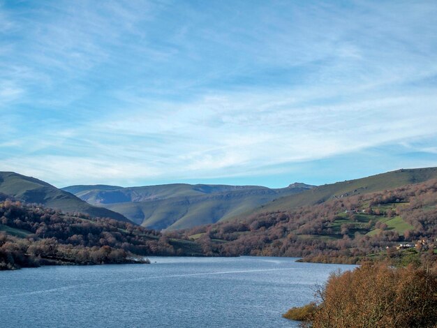 Vista del embalse de Chandrexa de Queixa en otoño Galicia España