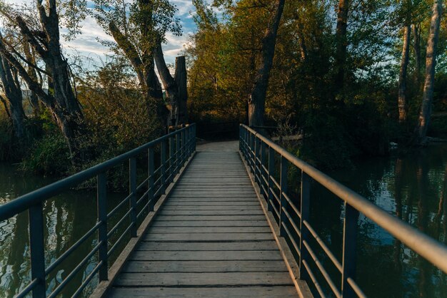 Foto vista del embalse de la grajera en logrono, españa