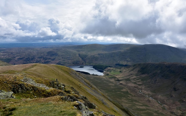 Una vista hacia el embalse de Haweswater en el distrito de los lagos