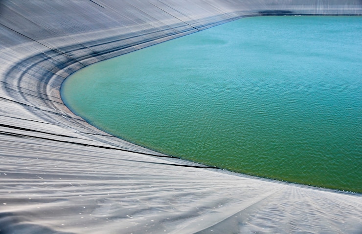Vista del embalse de Lam Takong, depósito de agua con revestimiento de plástico negro