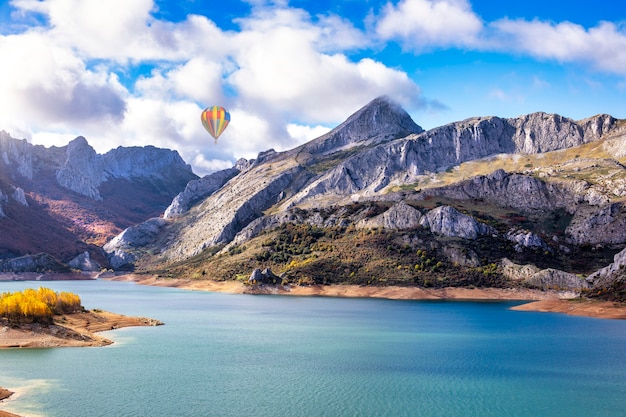 Vista del embalse de RiaÃ ± o con montañas detrás en la provincia de León en España