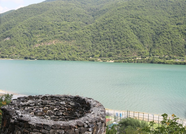 Vista del embalse de Zhingalskoe Georgia