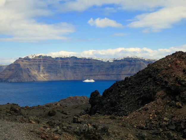 Vista de embarcaciones de pasajeros en la bahía de agua por las montañas