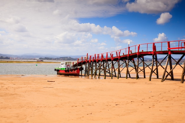 Vista del embarcadero en la playa de El Puntal.