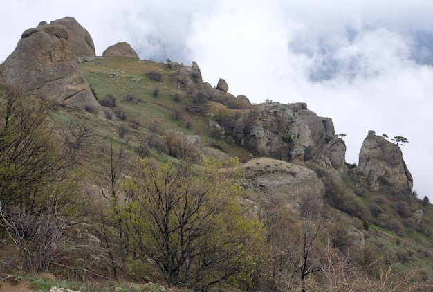 Vista enevoada da montanha rochosa (Monte Demerdzhi, Crimeia, Ucrânia)