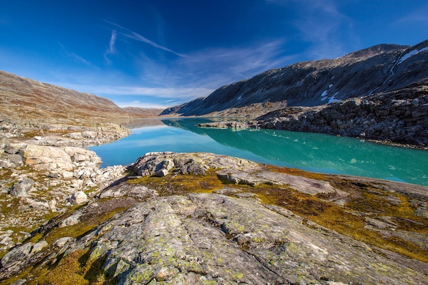 Vista ensolarada do outono no lago Langvatnet da Noruega Gamle Strynefjellsvegen