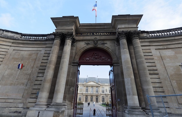 Vista de la entrada de los Archivos Nacionales en el distrito de Marais en París Francia