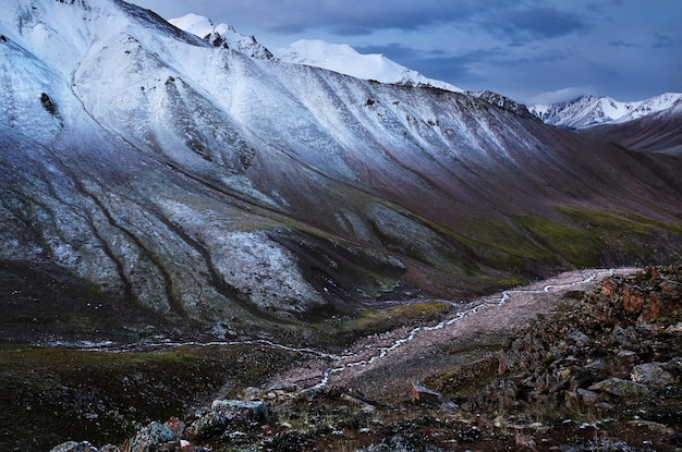 Vista épica de la montaña en Kazajstán