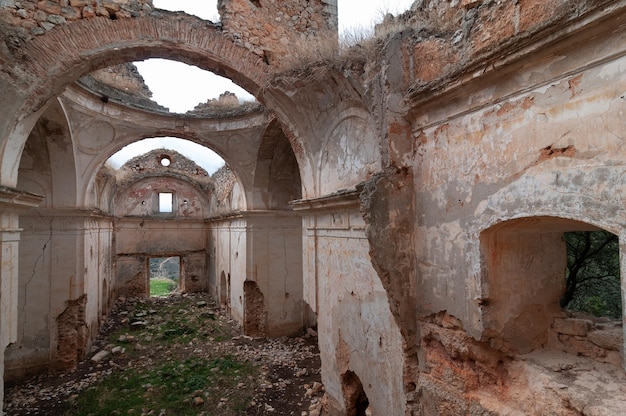 Vista de una ermita en ruinas y abandonada en un pueblo de Guadalajara en la España vacía