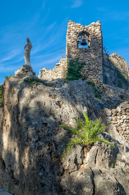 Foto vista de la ermita de la virgen de la peña en español ermita de la virgen de la peña en mijas provincia de málaga andalucía españa fue excavada en la roca alrededor de 1548 por frailes mercedarios