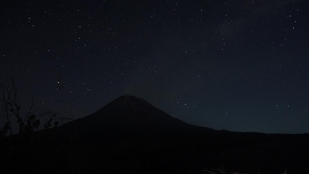 vista de la erupción de un volcán en la noche