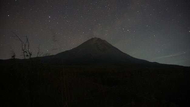 vista de la erupción de un volcán en la noche