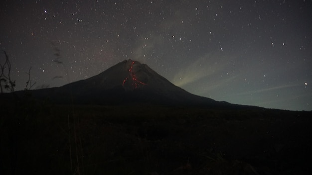 vista de la erupción de un volcán en la noche