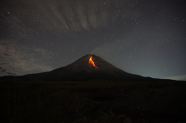 vista de la erupción de un volcán en la noche