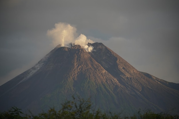 vista de la erupción de un volcán