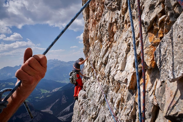 Foto vista de los escaladores de montaña