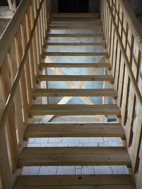 Vista de la escalera en un edificio desde un ángulo bajo