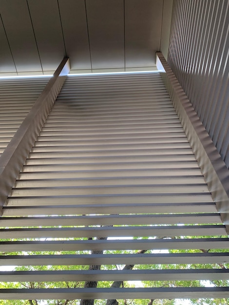 Foto vista de la escalera en un edificio desde un ángulo bajo