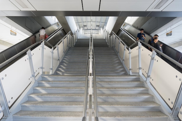 Foto vista de la escalera en un edificio desde un ángulo bajo