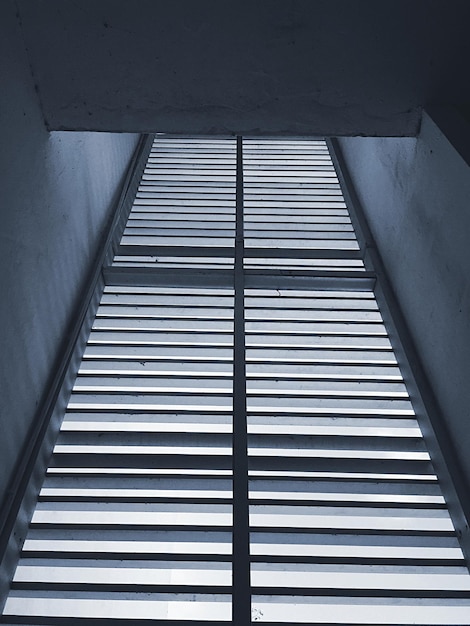 Foto vista de la escalera en un edificio desde un ángulo bajo