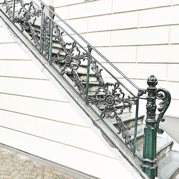 Foto vista de las escaleras desde un ángulo bajo