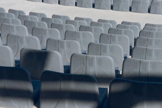 Vista desde las escaleras en filas de cómodas sillas grises en el teatro o el cine