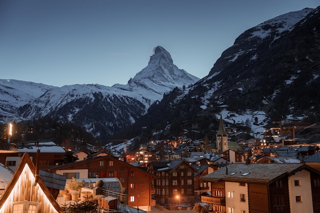 Vista escénica del amanecer o la puesta de sol de matterhorn, una de las montañas suizas más famosas e icónicas