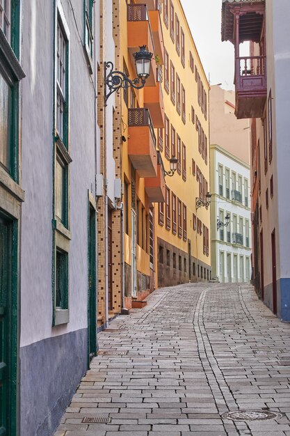 Foto vista escénica de la calle de antiguas casas históricas vibrantes, edificios residenciales e infraestructura tradicional en la carretera del callejón turismo en el extranjero destino de viaje en el extranjero en santa cruz de la palma españa