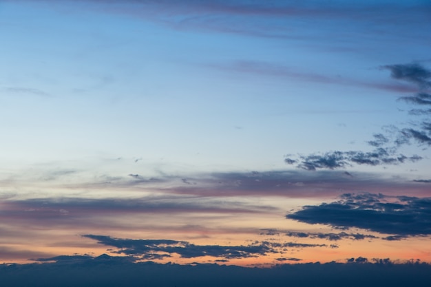 Vista escénica del cielo durante la puesta del sol