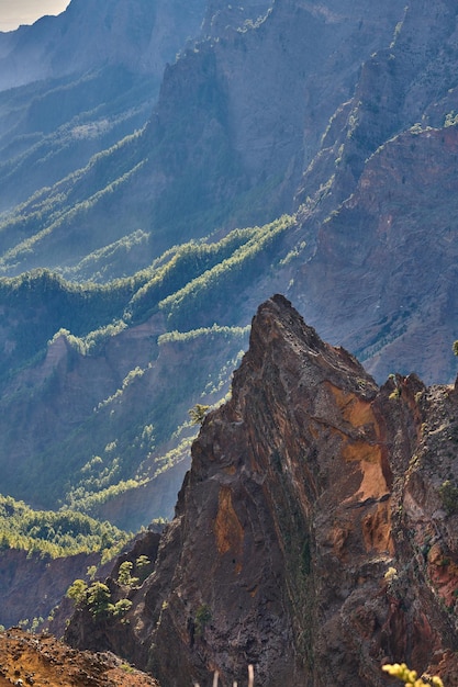 Vista escénica de la montaña del Roque de Los Muchachos en La Palma Islas Canarias España Paisaje de terreno volcánico áspero para caminatas con laderas empinadas en la mañana brumosa Destino popular de viaje o turismo