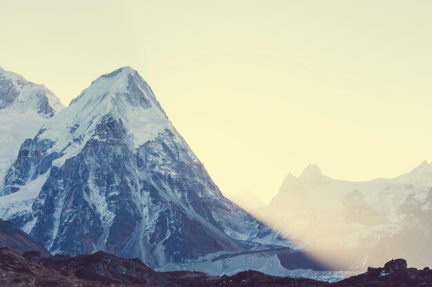 Vista escénica de las montañas, región de Kanchenjunga, Himalaya, Nepal.