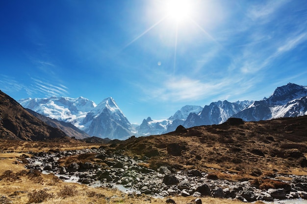 Vista escénica de las montañas, región de Kanchenjunga, Himalaya, Nepal.