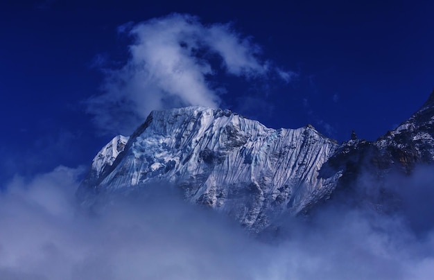 Vista escénica de las montañas, región de Kanchenjunga, Himalaya, Nepal.