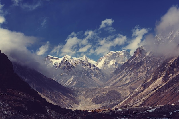 Vista escénica de las montañas, región de Kanchenjunga, Himalaya, Nepal.