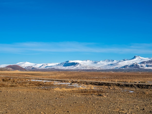 Vista escénica natural de las montañas y el campo en la temporada de invierno en Islandia