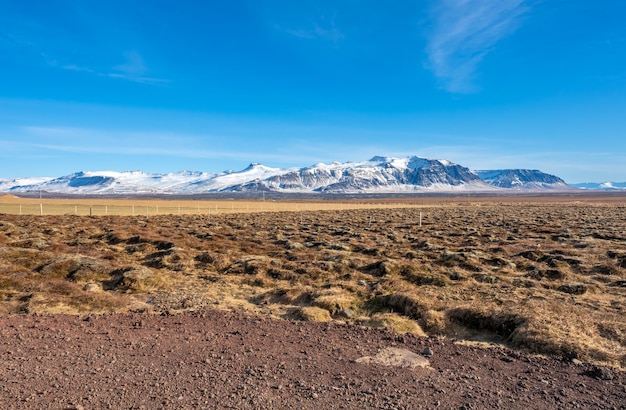 Vista escénica natural de las montañas y el campo en la temporada de invierno en Islandia