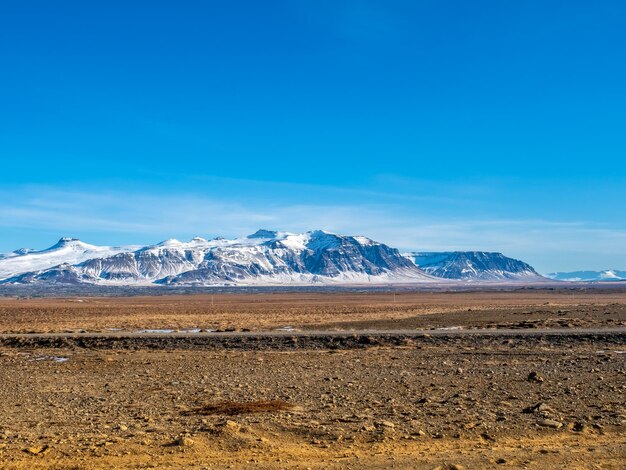 Vista escénica natural de las montañas y el campo en la temporada de invierno en Islandia