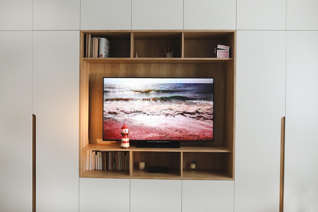 Vista escénica en la pantalla de TV en el interior de la sala de estar diseño de interiores moderno y acogedor en estilo minimalista