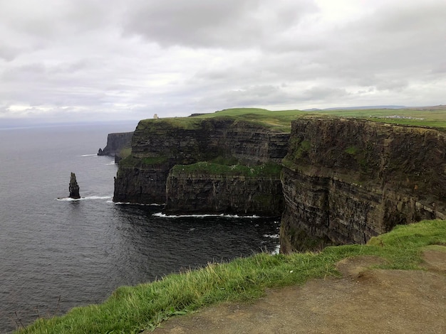 Vista escénica Punto de referencia irlandés Acantilados de Moher, camino del Atlántico salvaje. paisaje irlandés. Costa oeste de Irlanda