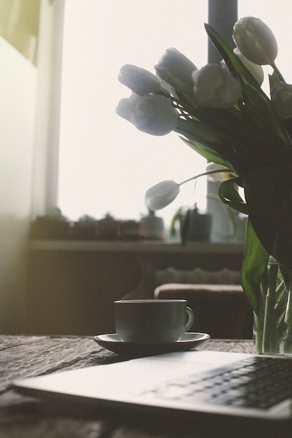 vista del escritorio con café y computadora portátil