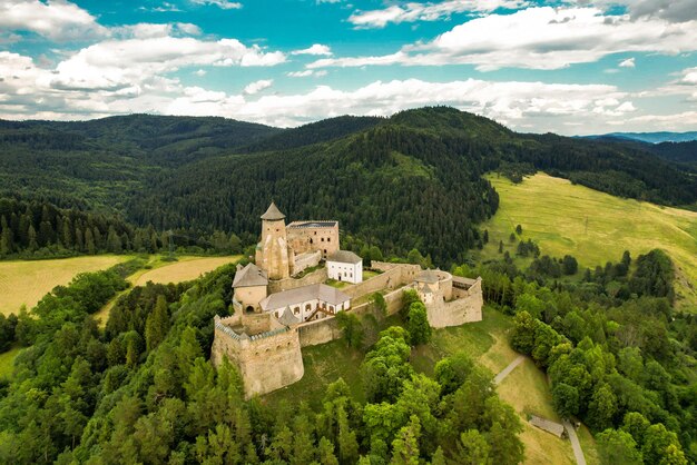 Vista de Eslovaquia con la montaña Tatras y el castillo de Stara Lubovna Castillo conservado en la región de Spis