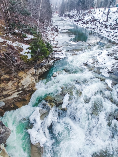 Vista del espacio de copia de río de arroyo de cascada de invierno
