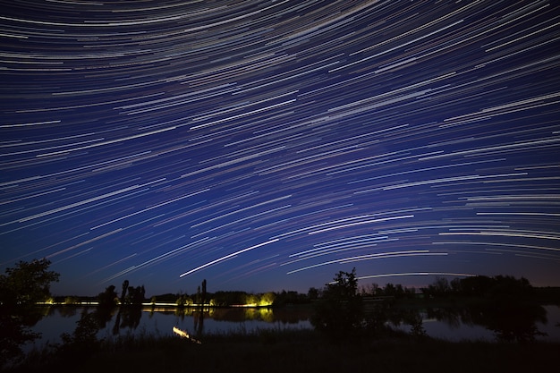 Una vista del espacio estrellado en el fondo del río.