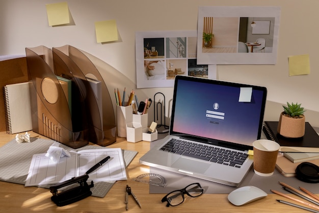 Vista del espacio de trabajo de oficina desordenado con dispositivo portátil