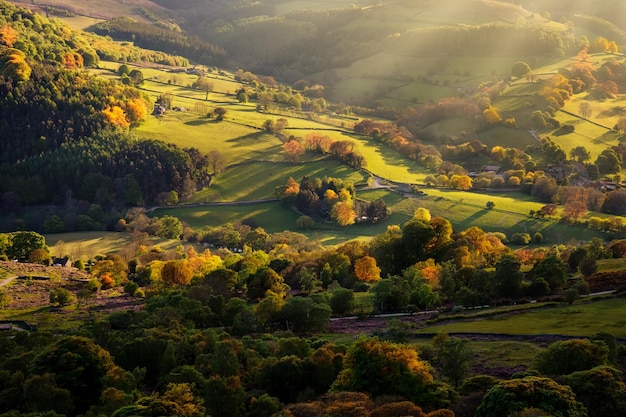 Vista espectacular en el parque nacional Peak District en la puesta de sol en verano