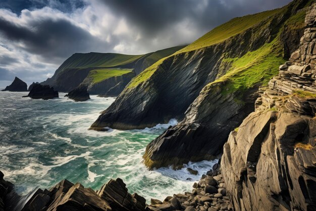 Vista espectacular de un vasto cuerpo de agua adyacente a un anillo verde floreciente de la península de Dingle Kerry Irlanda Dunquin Pier Harbor Rock Stone Cliff Landscape Seascape AI generado AI generado