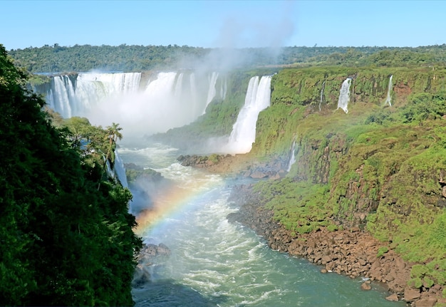 Vista espetacular das poderosas cataratas do iguaçu no lado brasileiro com um arco-íris, foz do iguaçu, brasil, américa do sul