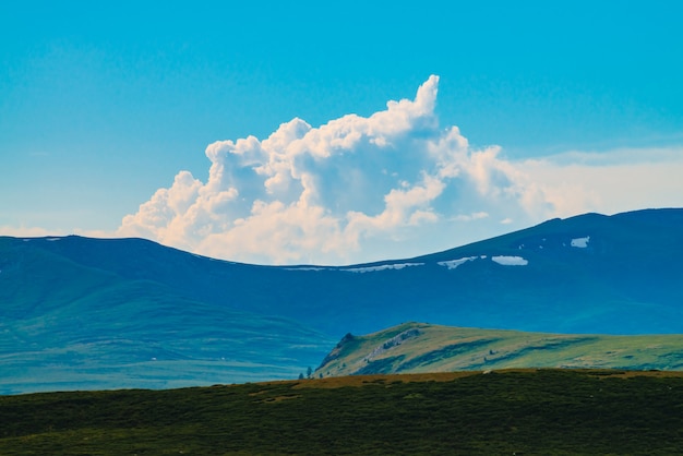 Vista espetacular de montanhas gigantes com neve.