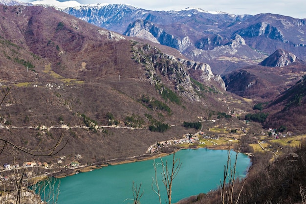 Vista espetacular do lago Boracko (jezero) com água turquesa e montanhas ao redor, Bósnia